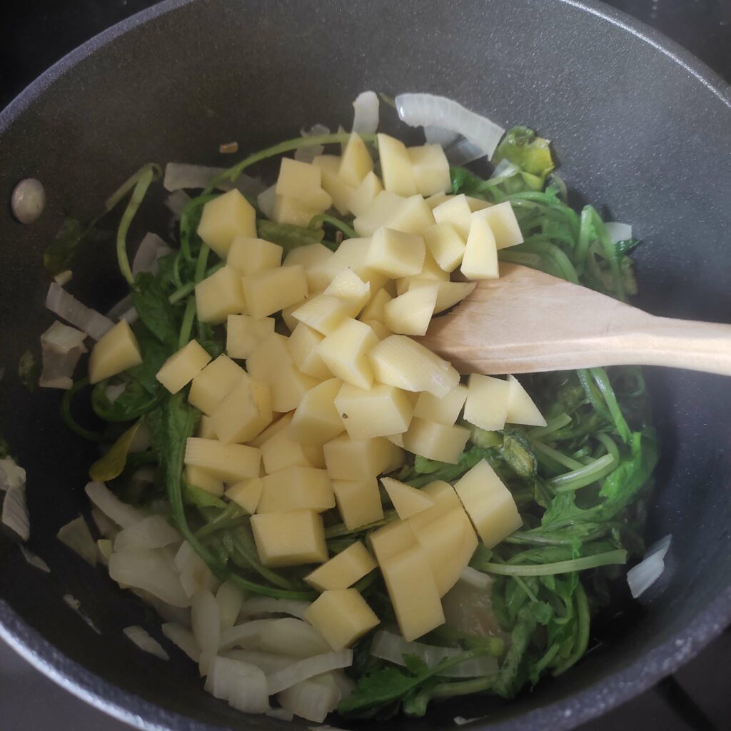 photo poursuite de la cuisson avec les pommes de terre