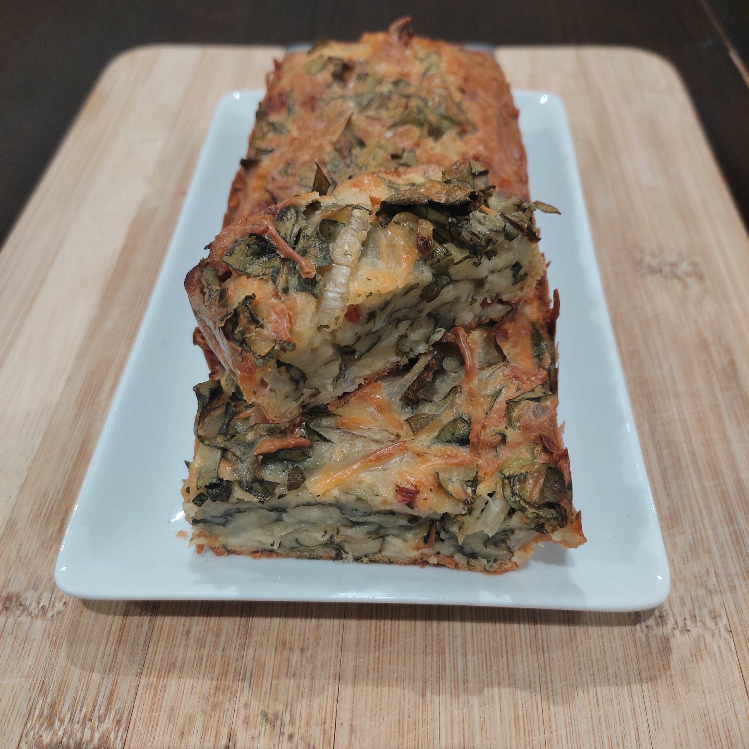 Cake aux feuilles de blettes, chèvre et poulet